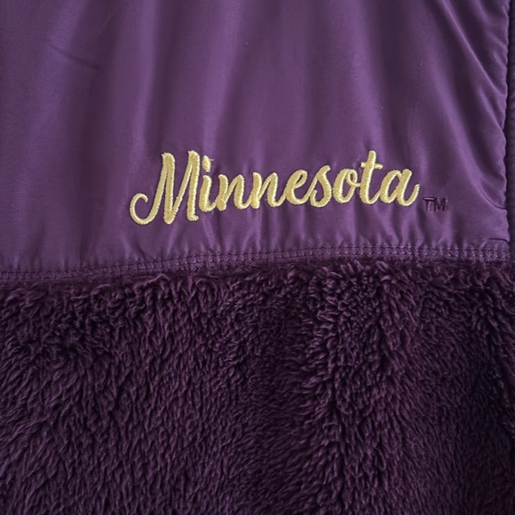 University of Minnesota women’s M sherpa vest - Picture 5 of 8